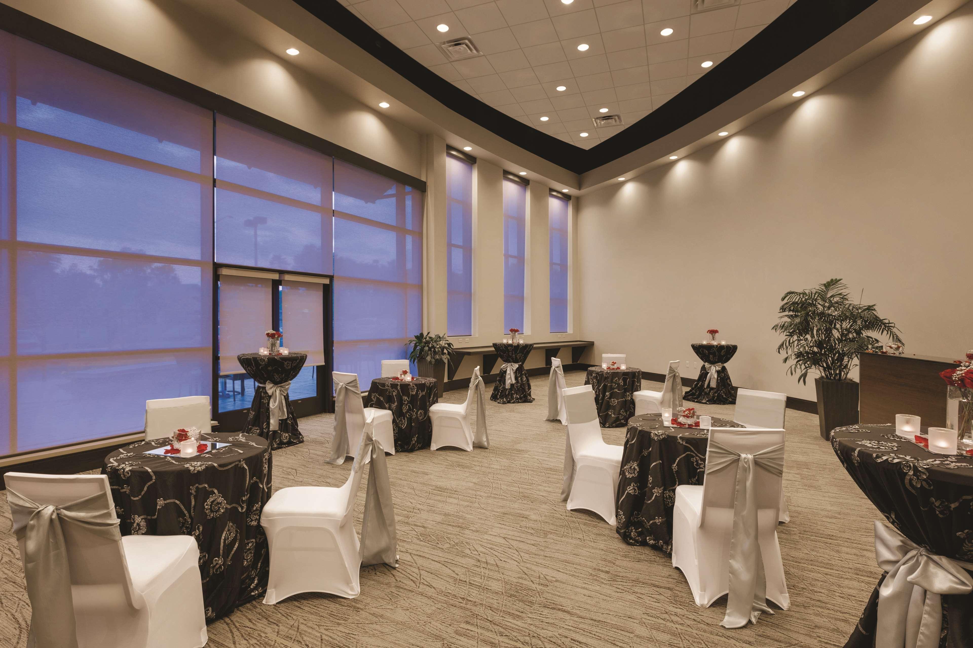 Embassy Suites Springfield Buitenkant foto